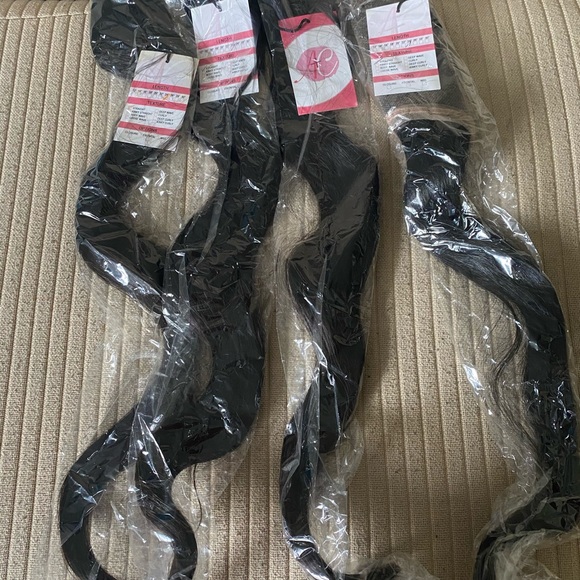 Hair Extensions: 3 Bundles + 1 Frontal - Picture 4 of 4